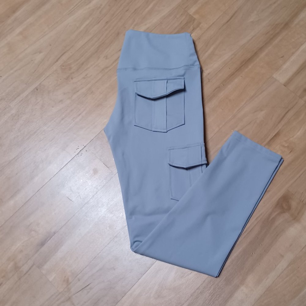 Women's grey leggings with pockets